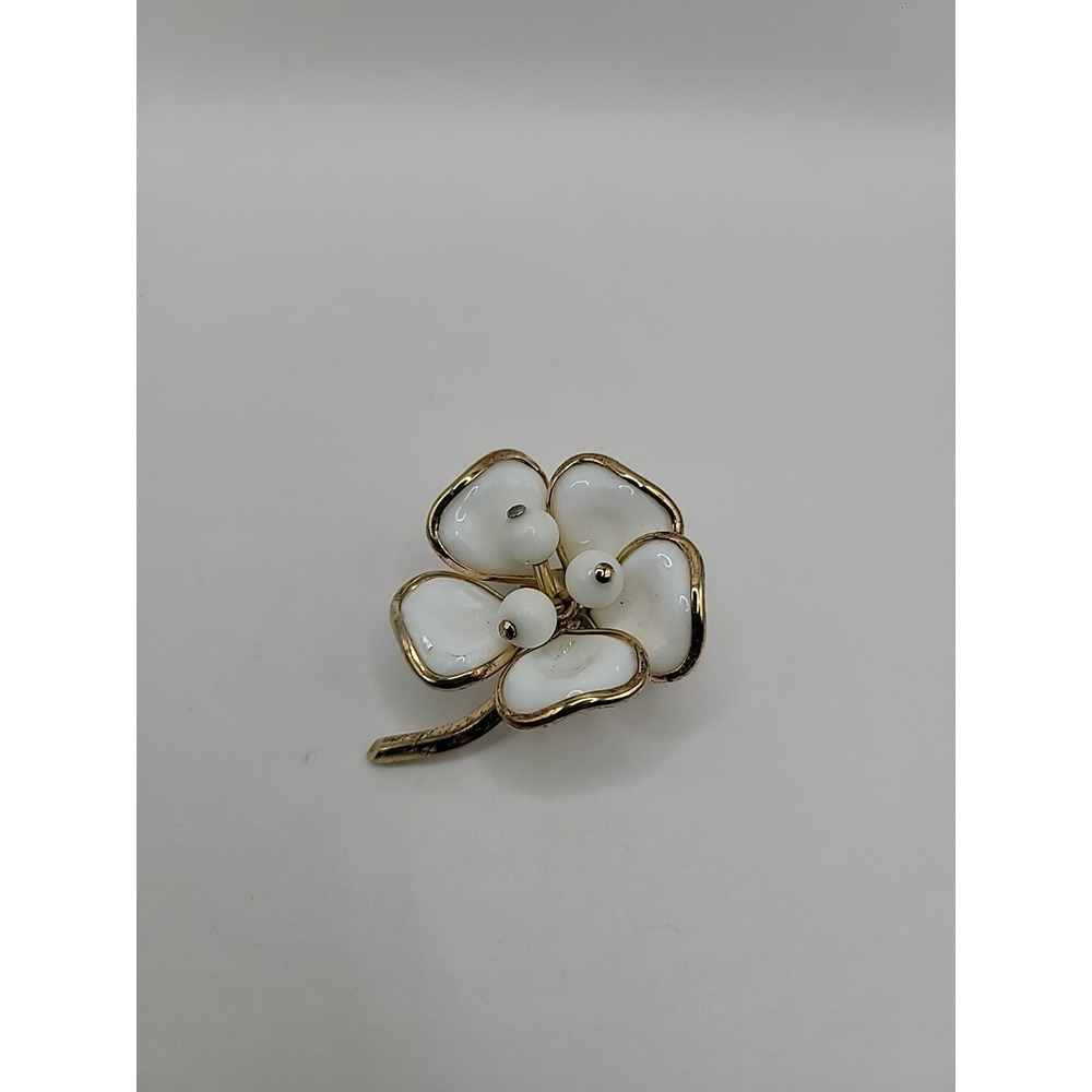 Vintage White enamel Flower Brooch Pin Gold Tone Dogwood Style‎ Floral Jewelry